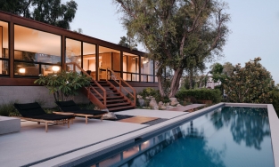 Ngôi nhà gỗ sở hữu hồ cá Koi và bể bơi ngoài trời ấn tượng