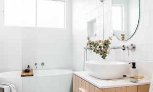 4 giải pháp hữu dụng giúp 'nới rộng' phòng tắm có diện tích 'khiêm tốn'