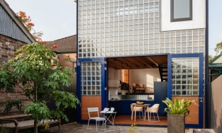 Ngôi nhà có bức tường kính và thư viện tại gia ấn tượng của giáo sư về hưu