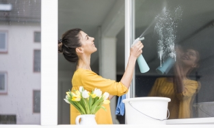 3 lỗi nhỏ khiến lau cửa kính mãi vẫn không sạch