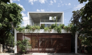 Q House: Ngôi nhà 'bên ngoài vững chãi, bên trong trữ tình' tại TP. Huế