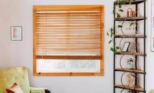 Các bước làm sạch rèm sáo bằng vật liệu gỗ cho bề mặt sạch bong, sáng bóng