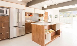 Phòng bếp màu trắng với nội thất gỗ: Sự kết hợp tinh tế, ấm cúng và thẩm mỹ