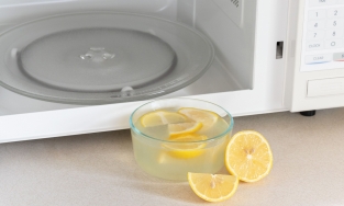 Cách làm sạch lò vi sóng bằng chanh, vừa nhanh vừa sạch!