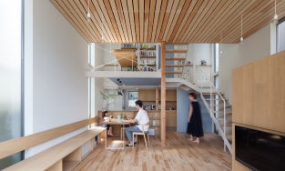 Ngôi nhà nhỏ 2 tầng chứng minh nội thất gỗ ấm cúng và đẹp đến thế nào!