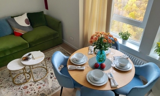 Căn hộ 56m² tiện nghi của mẹ đơn thân và cô con gái nhỏ với sắc màu đa dạng làm điểm nhấn