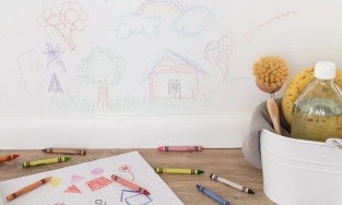 Cách lau sạch màu sáp trên tường hiệu quả và nhanh với máy sấy tóc và giấm trắng