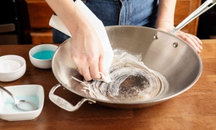 Cách làm sạch vết ố vàng ở nồi chảo bằng thép không gỉ