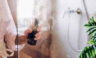 Cách vệ sinh cửa kính phòng tắm sạch bong kin kít