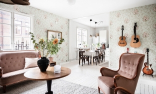 Căn hộ ấm cúng có gác mái và ban công xinh xắn đến từng cen-ti-met