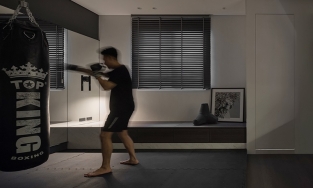 Căn hộ màu xám - đen mạnh mẽ, nam tính của chàng độc thân đam mê quyền Anh