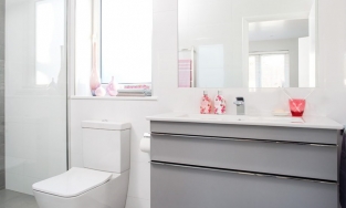 'Cơi nới' phòng tắm nhỏ hẹp, cũ kỹ trở nên rộng rãi và tươi sáng bất ngờ