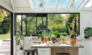 Vách ngăn kính, ý tưởng sáng tạo cho bếp nhỏ thêm hiện đại, thoáng sáng