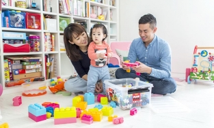 Căn hộ của gia đình có con nhỏ, trắng chủ đạo, nhiều đồ vẫn gọn gàng, ấm cúng nhờ hệ kệ âm tường