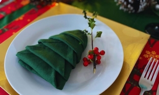 10 ý tưởng gấp khăn ăn sáng tạo để trang trí bàn tiệc đêm Giáng sinh đẹp