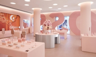 Dùng hồng phấn từ trong ra ngoài, showroom mỹ phẩm thành nổi nhất vùng