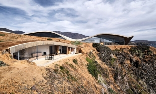 Ngôi nhà mềm như những cơn sóng vỗ bên biển ở Chile