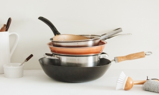 Xoong chảo bằng gốm sứ tráng men và bằng đồng bẩn đến mấy cũng sáng bóng với nguyên liệu này