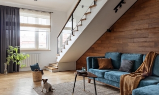 Căn hộ áp mái 2 tầng thoáng sáng, ấn tượng với vật liệu gỗ và gạch ốp tường thô mộc