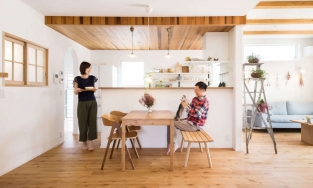 Ngôi nhà thiết kế 'chill' như quán cà phê, chồng Nhật làm quà dành tặng vợ