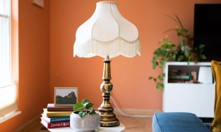 Hướng dẫn các bước vệ sinh chụp đèn bằng vải nhanh chóng và sạch đẹp như mới