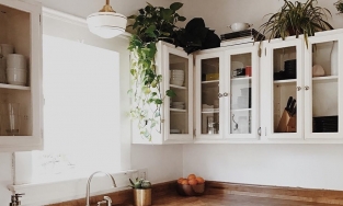 10 ý tưởng trang trí và tận dụng khoảng trống giữa tủ bếp và trần nhà hiệu quả