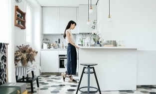 Căn hộ phủ đầy sắc trắng cùng những ô cửa thoáng sáng của cô nàng người Nhật tại Paris 