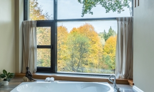 Ngắm 9 phòng tắm sở hữu view nhìn đẹp đến phát hờn, thư giãn chẳng kém spa