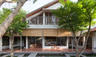Bình Dương House, ngôi nhà mái ngói thay đổi kết cấu móng để bảo tồn được 11 gốc cây lâu năm