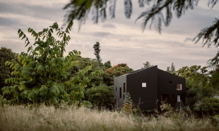 Xây nhà giữa rừng, nhà vẫn chất lừ, tiện nghi gì cũng có đủ