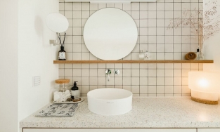 Gạch thẻ vuông màu trắng: Ý tưởng trang trí bếp và phòng tắm sạch và sang