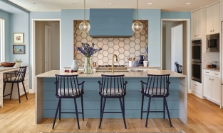 Trang trí bếp bằng gam màu xanh lam để việc nấu nướng thêm nhẹ nhàng, cảm hứng