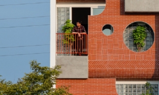 Ngôi nhà với mặt tiền bằng gạch đất nung, tọa lạc trên 'đảo VIP' Hòa Xuân, Đà Nẵng