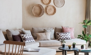 Trang trí phòng khách bằng tô điểm những bức tường sau sofa chất lừ mà dễ thực hiện