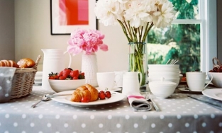 Khăn trải bàn, phụ kiện đơn giản nhưng có khả năng giúp bàn ăn 'tỏa sáng'