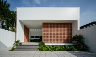 Small House 02, ngôi nhà sử dụng gạch đất nung để thông gió và trang trí nhà ấn tượng ở Bến Tre