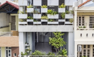 SR-1 House, nhà ống 37m² nổi bần bật với hàng chục châu cây cảnh phủ xanh mặt tiền ở Sài Gòn