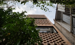 P House, nhà trong hẻm Sài Gòn nổi bần bật với vật liệu gạch đất nung mà vẫn mềm mại nhờ cây leo