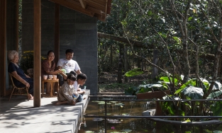 Hachi Lily House, ngôi nhà vườn là chốn rút lui ấm êm cho gia đình 3 thế hệ ở Huế