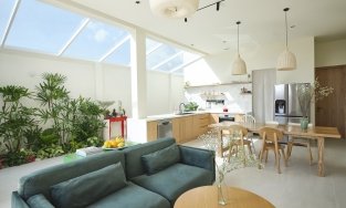 Lam House, nhà phố Sài Gòn tối giản nhưng xinh xắn nhờ cửa kính trong suốt đón nắng ngập tràn