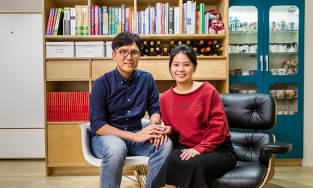 Cặp vợ chồng bác sĩ cải tạo căn hộ 40 năm thành nơi ở ấn tượng và màu sắc như nhà sách