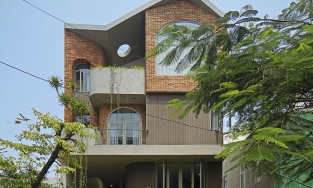 Nhà Mộc, ngôi nhà Đà Nẵng ấn tượng nhờ khung cửa mái vòm cùng vật liệu gạch thô ấm áp