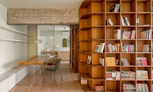 Căn hộ có tủ sách như 'thư viện tại gia' bố mẹ kỳ công làm để giúp con ham đọc sách