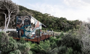 Cặp đôi 'bỏ phố xuống biến', xây ngôi nhà nổi nhất khu, nhìn đã muốn đến kết thân