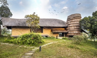 Ngôi nhà ven hồ lợp mái tranh nhưng nội thất sang, xịn, mịn như resort cao cấp ở ngoại thành Hà Nội