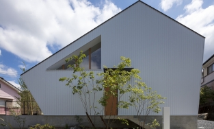 Ngôi nhà tối giản nhưng xinh xắn và đa năng của gia đình trẻ người Nhật