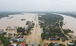 Quốc lộ 1A qua Quảng Nam bị ngập lụt nghiêm trọng khiến lưu thông khó khăn