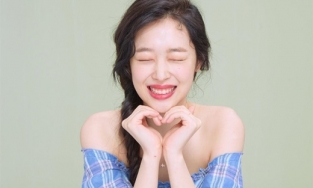 Kim Sun Ah và người hâm hộ tưởng niệm tròn 1 năm Sulli qua đời