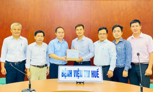 Tặng thuốc điều trị Covid-19 cho 2 bệnh viện ở miền Trung