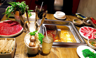 Bỏ thừa 292 gram rau muống, khách ăn buffet bị phạt 200.000 đồng